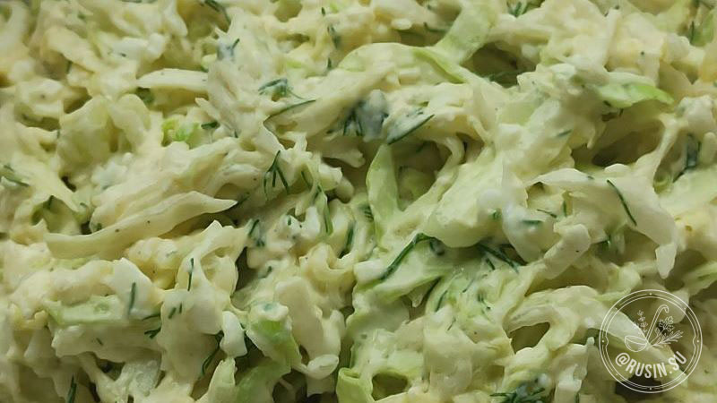 Готовый салат из капусты с майонезом и зеленью укропа