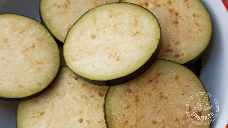 баклажаны засыпаны солью для приготовения закуски